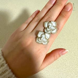 Pearl flowery earrings